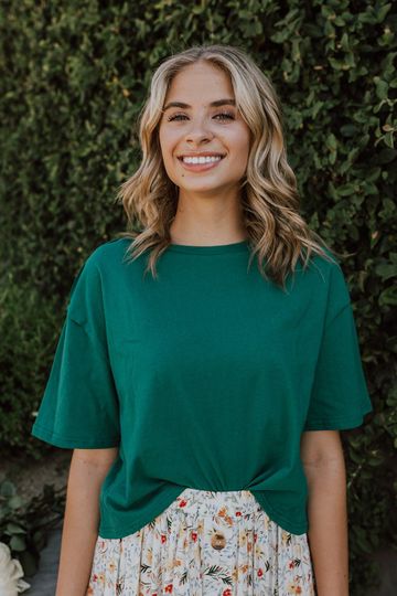 THE KYLER BASIC TEE IN KELLY GREEN