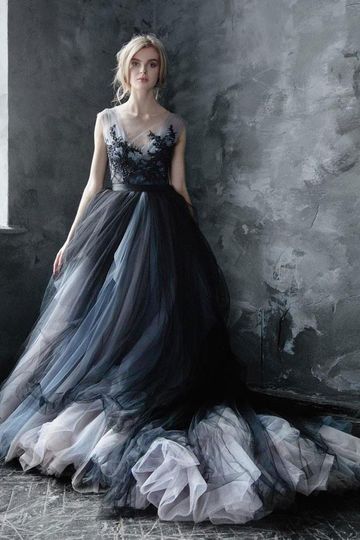 Black Gothic Wedding Dresses A-Line V-Neck Sleeveless Ball Gown Tulle Lace Bridal Gown