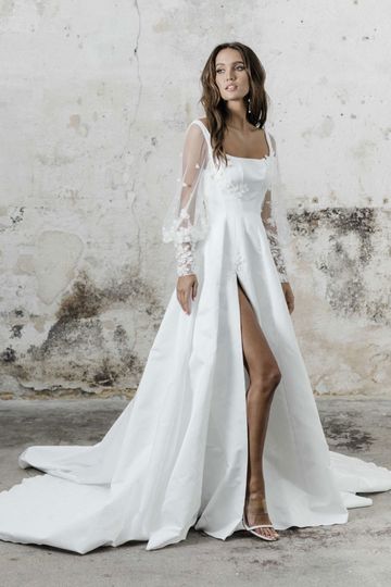 White Simple Wedding Dress A-Line Square Neck Long Sleeves Backless Applique Cut-Outs Split Front Long Bridal Dresses