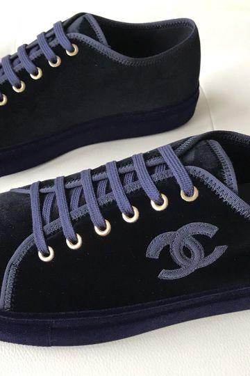 CHANEL CC LOGO BLUE NAVY VELVET LACE UP FLAT TENNIS SNEAKERS LOW TOPS