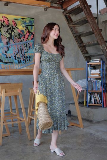 The Suri Midi dress - navy blue floral