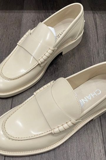 CHANEL IVORY SHINY LEATHER LOAFERS OXFORD SHOES