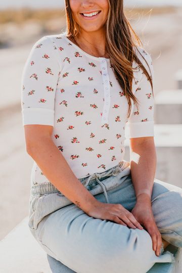 THE SIMPLE ROSE BUTTON FRONT TOP IN IVORY